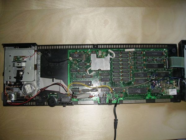 photo d'illustration pour le tutoriel: Changer la courroie du lecteur de disquettes Amstrad CPC 6128